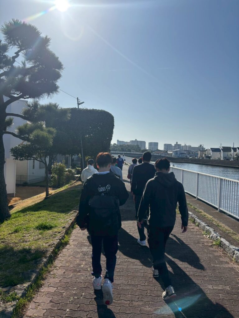 江の島に向かってウォーキングをしている写真。